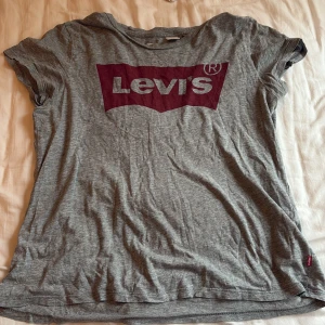Grå Levi's t-shirt med röd logga - Säljer min grå Levi’s T-shirt med röd logga framtill. Säljer på grund av att den inte kommer till användning längre. Storlek S 