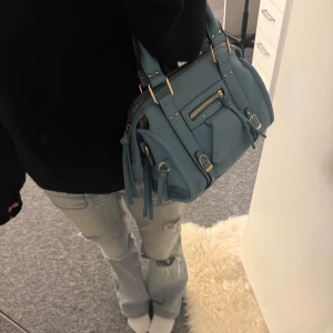 Ljusblå handväska🩵 - Perfekt storlek, superfin färg och balenciagaliknande🩵🩵