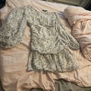 Blommig kortklänning från Missguided - Supersöt kortklänning från Missguided jag köpte den för ett tag sen men aldrig använt pga att den va för tajt och för liten, den har puffiga ärmar och volanger