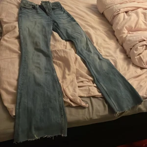 Bootcut jeans från Zara ljusblå - Ljusblå bootcut jeans från Zara. Jag har sytt midjan lite så att de skulle passa mig men va frf förstora men man kan spreta upp de sen har jag klippt benen oxå så passar ngn som typ är 160 