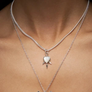 Dubbel silverhalsband med kedjor - säljer eventuellt  detta jätte trendiga halsband från Maria Nilsdotter i silver!! : Längd 40. Har lite defekter i backsidan på de i metallen endast repor!! Kom med eget pris förslag 