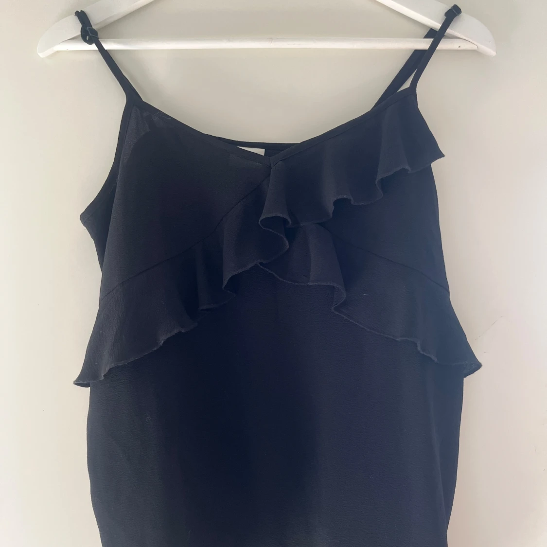 Svart volanglinne från Jacqueline de Yong