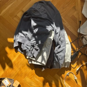 3 stycken  Morris sweaters  - Säljer en snygg grå sweatshirt från Morris med broderad logga på ryggen. Tröjan har rund halsringning, ribbade muddar och är perfekt för en chill och stilren look. Passar dig som gillar klassisk streetwear.