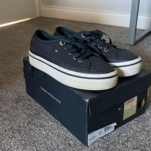 Skor - Jätte snygga skor från Tommy hilfiger, helt oanvända endast testade pågrund av att dom va för små.