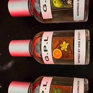 G.P.L Inspired By Side Effect - Modern parfym med stilren design, perfekt för dig som vill sticka ut. Flaskans etikett visar kanel, vanilj, apelsin och kryddor. Namnet 'Inspired By Side Effect' syns tydligt. Volym och tillverkningsland framgår ej. 1 = 500kr 2 = 800kr 3= 1100kr jag skapar de om du vill ha en annan doft medela/ smsa mig och jag kan fixa den doften du vill ha för 500kr om det är en och varje flaska är 50ml.  Äkta kostar 2000kr- 3000kr medans min kostar bara 500kr och avän luktar bättre än originalet
