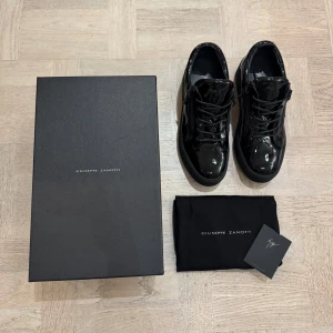 Giuseppe Zanotti Skor - Säljer mina sjyssta Giuseppe Zanotti skor strl 43. Dom är använda men i nyskick. Nypris …  Box, dustbag mm medföljer. Kvitto på mail kan vidarebefodras vid efterfrågan.