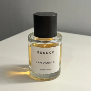 ESSNCE I Am Vanilla parfym - Modern Eau de Parfum med stilren design från ESSNCE. Flaskan har tydlig vaniljprofil och passar dig som gillar minimalistiska och trendiga produkter. Perfekt för dig som vill sticka ut med en unik doft. Ca 85% kvar i flaskan. Nypris 360kr