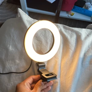 Studio Lampa  - En top ny Lampa som jag van på ett Lan tillsammans med en mikrofon och kamera, säljes då den inte kommer till användning, kan byta till Kallt eller varmt ljus samt dimra ner den 