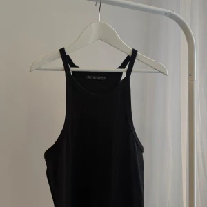 Svart ribbad linnetopp från Dilvin - Svart ribbad klänning från Dilvin. Säljer eftersom den inte kommer till användning💗