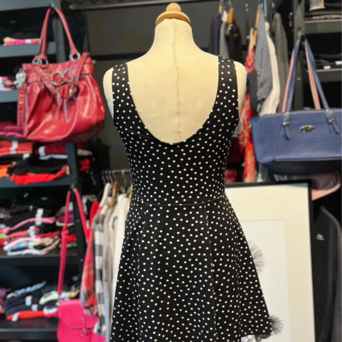 Svart prickig kort klänning - 1