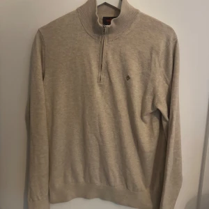 Fet tröja från Morris - Säljer en beige Morris half-zip som är i bra skick har knappt använt den säljer för att den är för liten nu. Så det är bara att höra av er om det är någon bilder kan jag också skicka mer av om du vill🍾👌