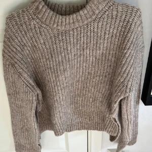 Stickad tröja  - Säljer denna super mysiga brun/beiga tröjan från ginatricot🤎Den är i storlek xs och i bra skick!🥰