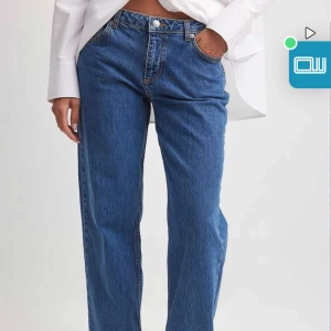 Mörkblå Jeans NAKD - Säljer då jag vill köpa en annan färg! Nypris 699kr storlek 34