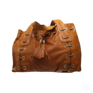 Michael kors Brun axelväska med snörning och tofs - Snygg brun axelväska i skinn med coola snörningsdetaljer och dekorativa tofsar framtill. Väskan har en mjuk, slouchy form och breda axelband som gör den bekväm att bära. Perfekt för dig som vill ha en trendig och rymlig väska.