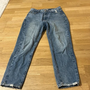 Blå jeans från Perfect Jeans - Klassiska blå jeans från Perfect Jeans med fem fickor, hög midja och raka ben. Jeansen har slitna detaljer vid fickan och nertill på bensluten för en cool, avslappnad look. Tillverkade i bomullsdenim med snygg tvättad finish.