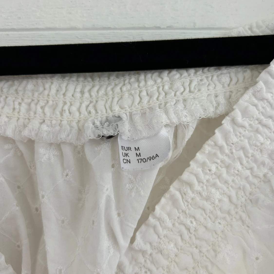 Vit broderad blus med puffärm - 2