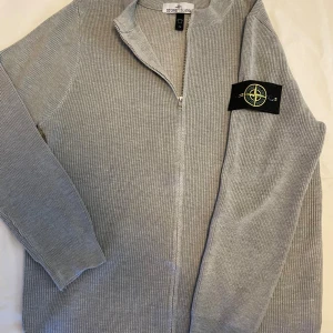 Stone Island tröja  - Snygg grå Stone Island tröja skitsnygg och bra passform.