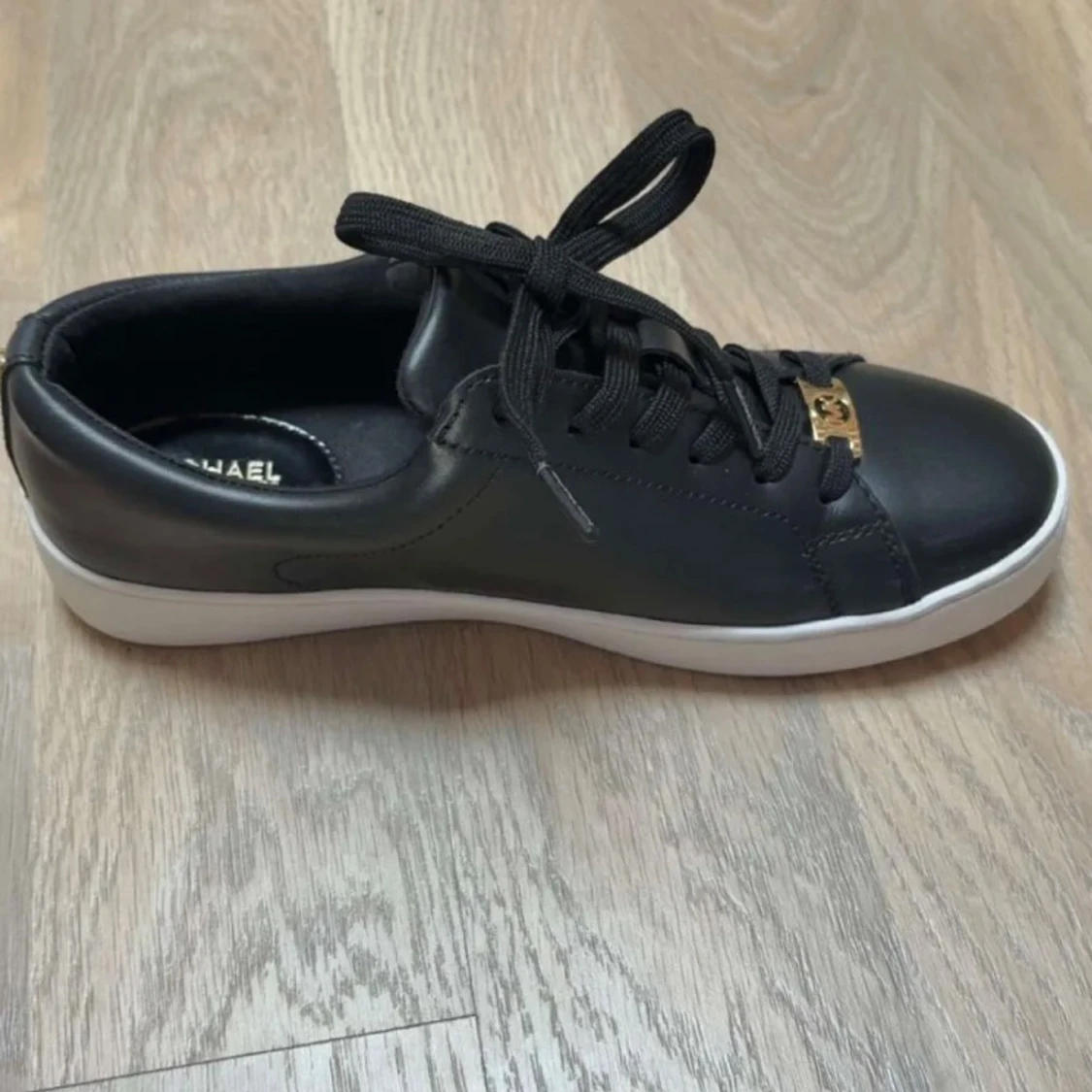 Svarta sneakers från Michael Kors - 1