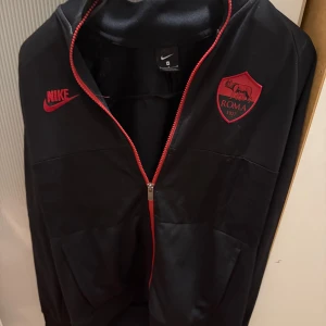 Roma ziptröja - Ställ frågor vid funderingar 🐦‍🔥