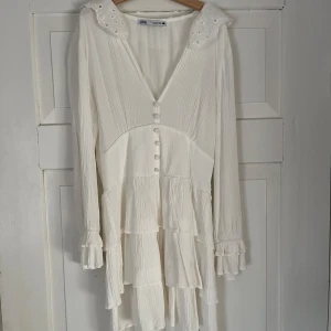 Vit klänning  - vit söt klänning som passar perfekt till skolavslutningar m.m. Den är ganska kort men annars normal passform. Priset kan diskuteras. 