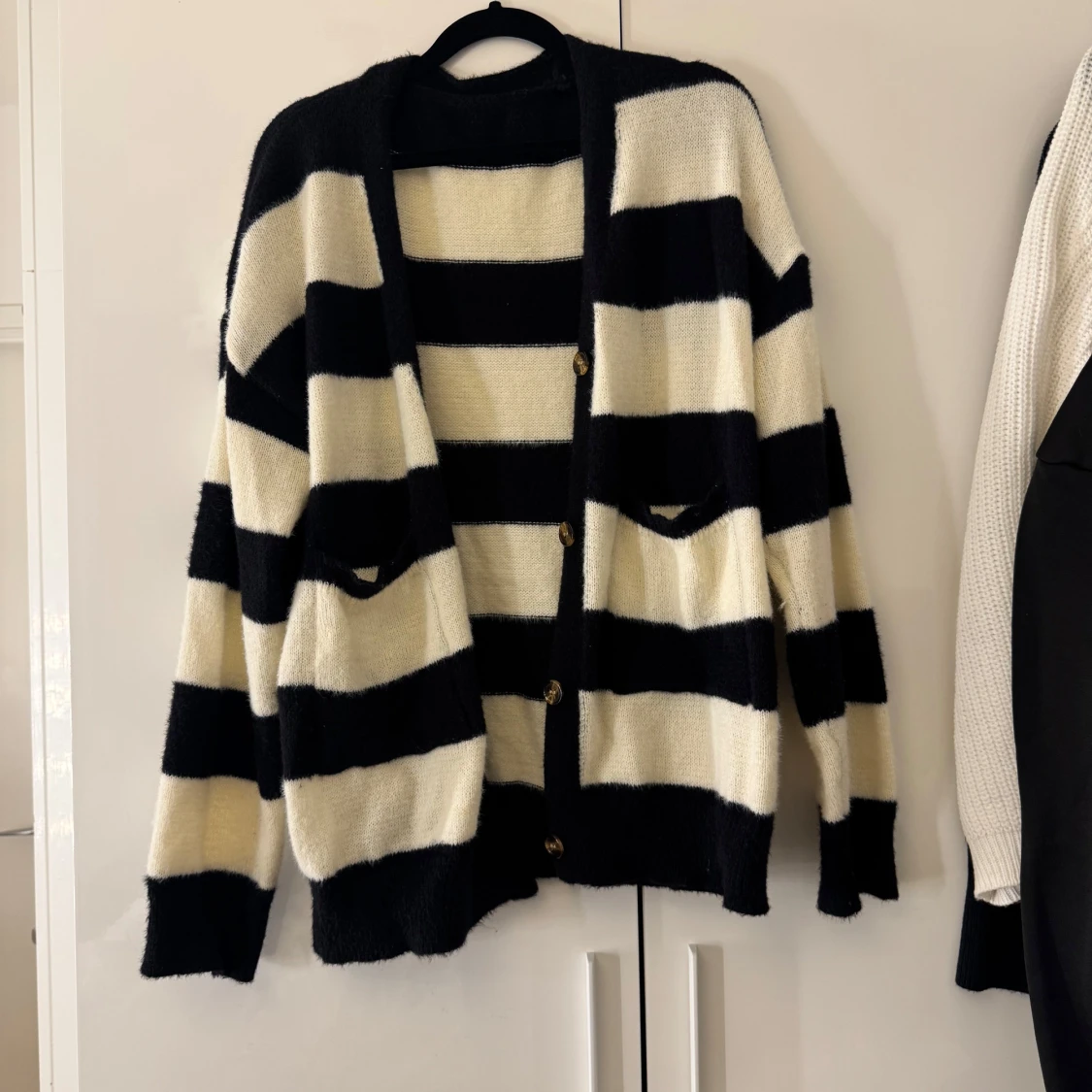 Randig svartvit kofta med knappar