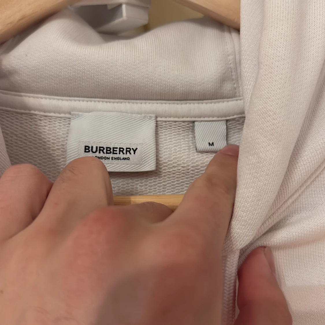 Vit Burberry hoodie med rutiga detaljer - 1