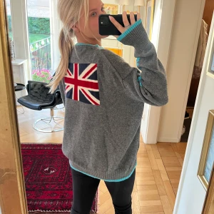 City Sweater - Så snygg city sweater (London) från Nathalie Schuterman (Chloe Schuterman). Nypris ca 4000-5000kr, säljs inte längre. 