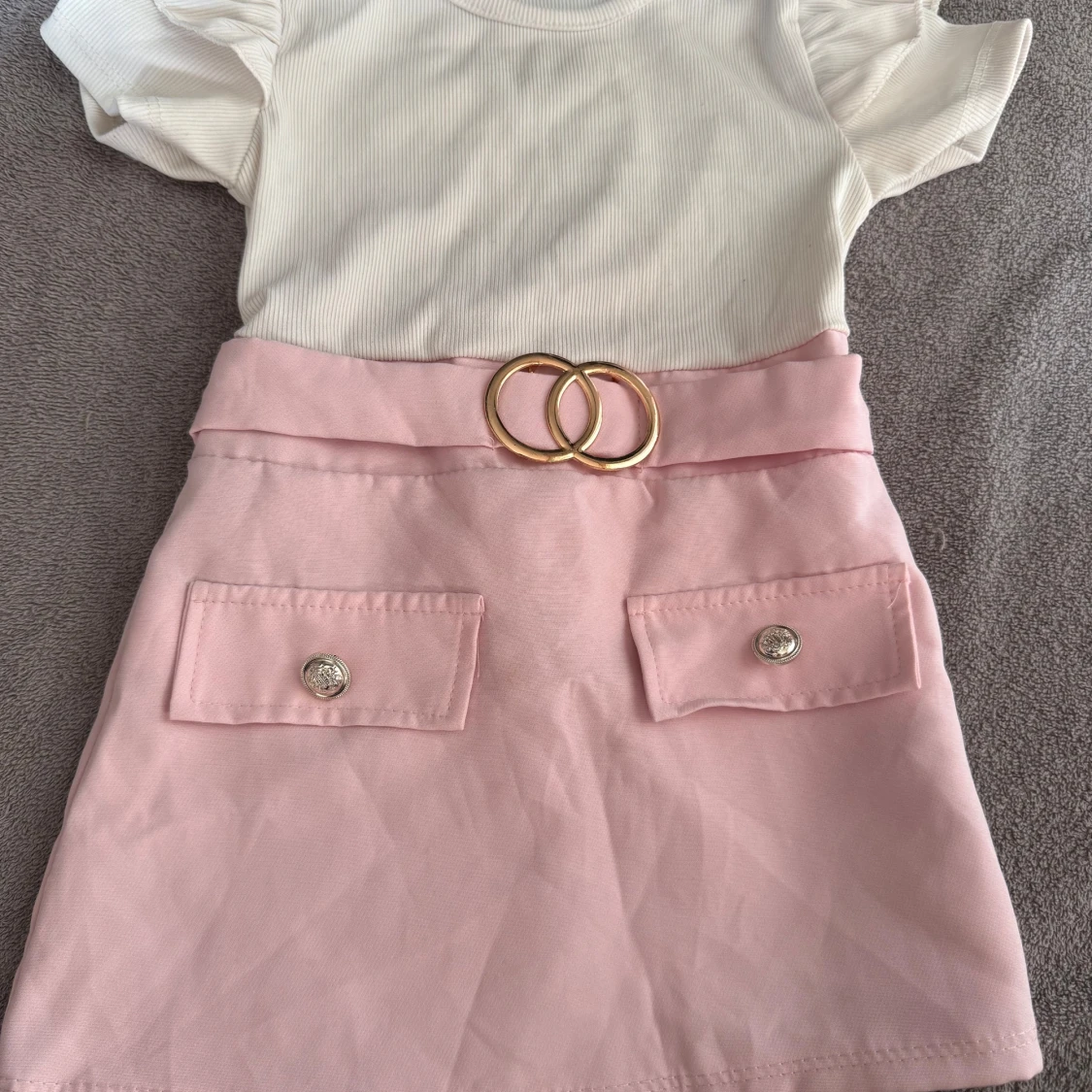 Söt kortklänning med bälte och fickor