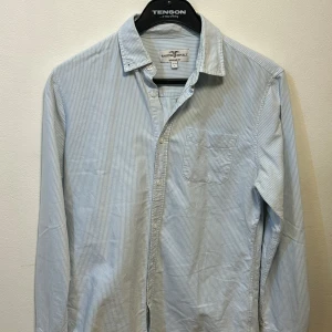 Randig skjorta från Hampton Republic - Fin skjorta i fint skick utan skador eller fläckar, om man stryker denna blir den så gott som ny.  