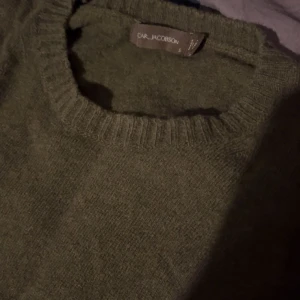 Stickad tröja - Fin stickad tröja från Oscar Jacobsson i super skönt material. Absolut inga defekter. Kom med prisförslag!