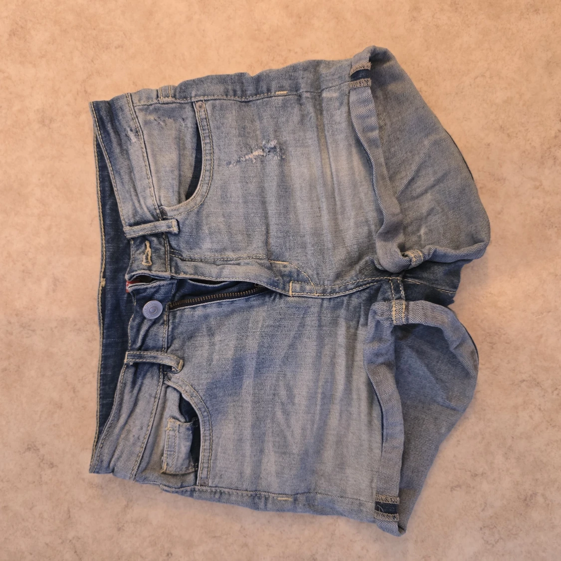 Ljusblå jeansshorts med dragkedja