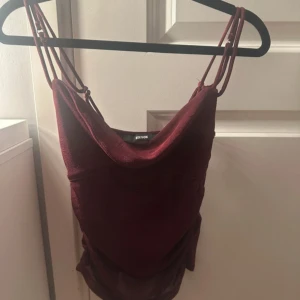 Vinröd topp från BikBok - Säljer en vinröd linnetopp från BikBok strl XS