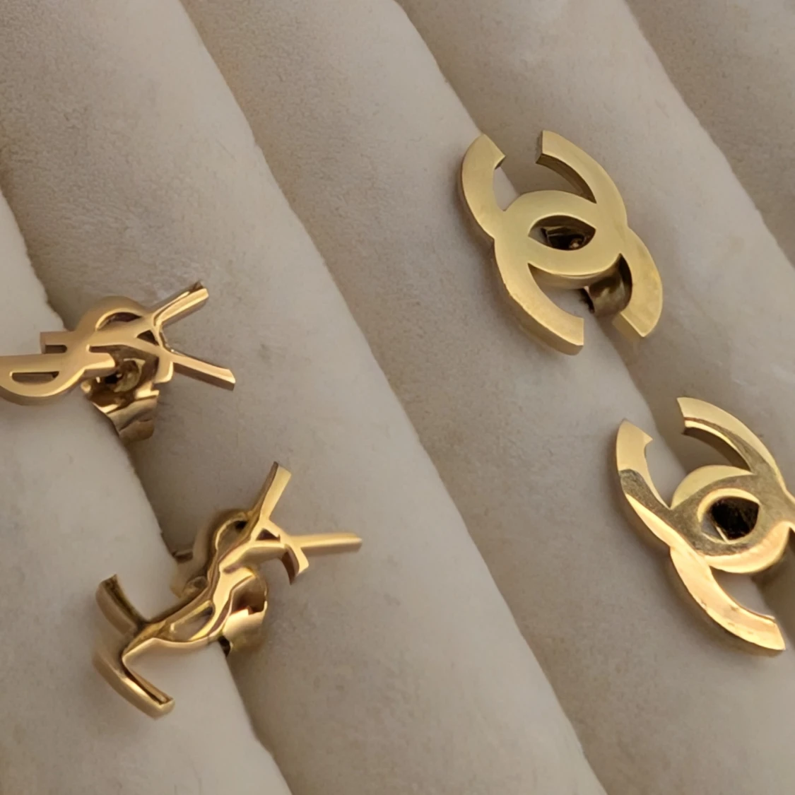 Guldiga örhängen  - 1