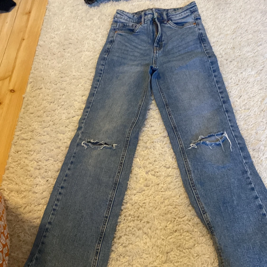 Blå jeans med slitna knän från L.B Industries