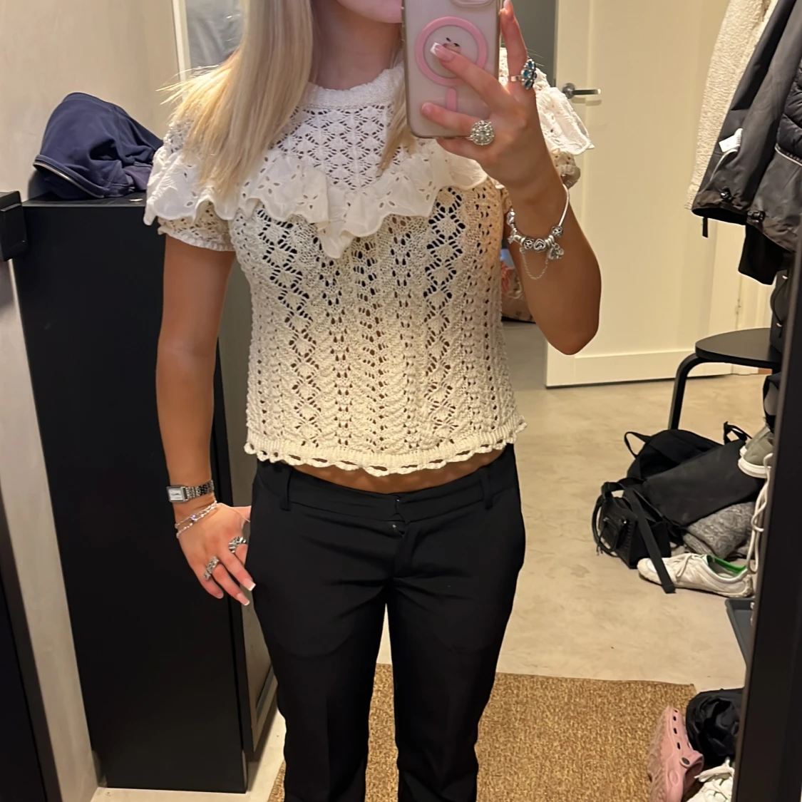 Vit stickad blus med volangkrage - 1