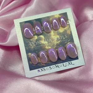 PinkKitty (XS);ExtraShortOval  - Handgjorda press-on naglar i skimrande lila med spegeleffekt och hellokitty och hjärtan. Ovala och extra korta till, levereras i XS: 14 mm, 11 mm, 11,5 mm, 10 mm, 8 mm. Perfekt för dig som vill ha en kreativ och trendig look.