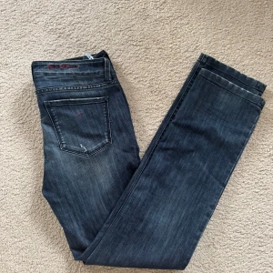 Tramarossa jeans - Schyssta jenss från tramarossa, med en straigh passform. Detaljer och innerfickorna är röda. Pris diskuteras!