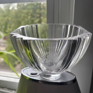 VILD KAPRIFOL VACKER KRISTALL SKÅL SAMLARE  - 😘VACKER Kristal   dekorativ glasskål med slipade detaljer och blommönster. Skålen har en fyrkantig kant och är tillverkad i klart glas.   . Skålen verkar vara i gott skick utan synliga sprickor eller skador. Känner över med händerna över kanterna och inga sprickor känns . SE PÅ BILDERNA I FINT SKICK 😚