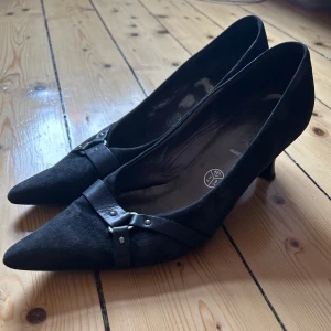 Snygga klackar - Svarta klackar med spännen i storlek 40 1/2🖤 köpta på secondhand men aldrig använda då de är lite för stora för mig