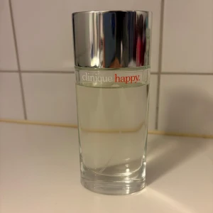 Clinique Happy parfym - Fräsch och stilren parfym från Clinique. Perfekt för dig som vill ha en klassiker i samlingen. Enkel design som passar in överallt. Ursprungligen 100ml