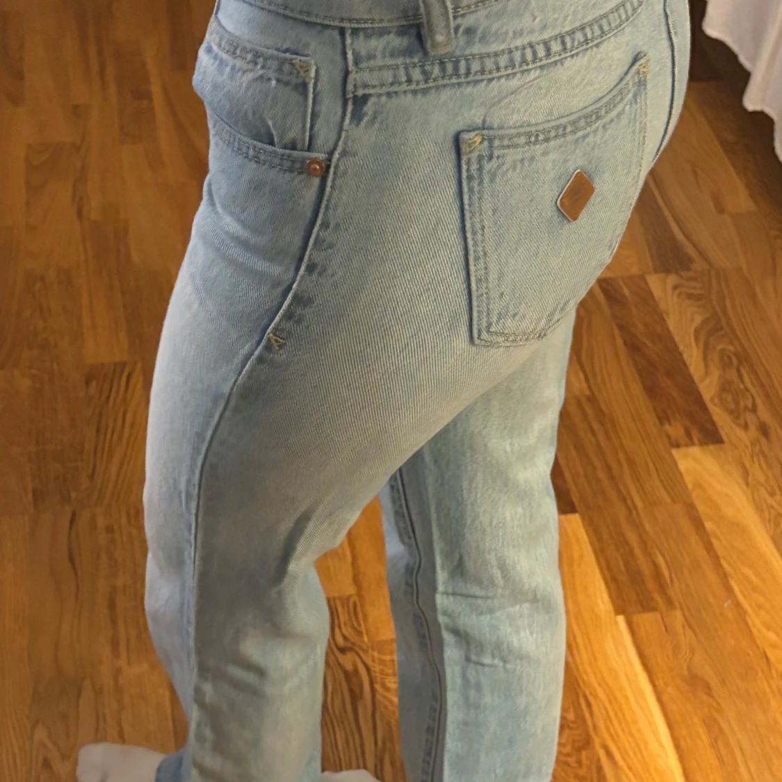 Ljusblå raka jeans med låg midja  - 2