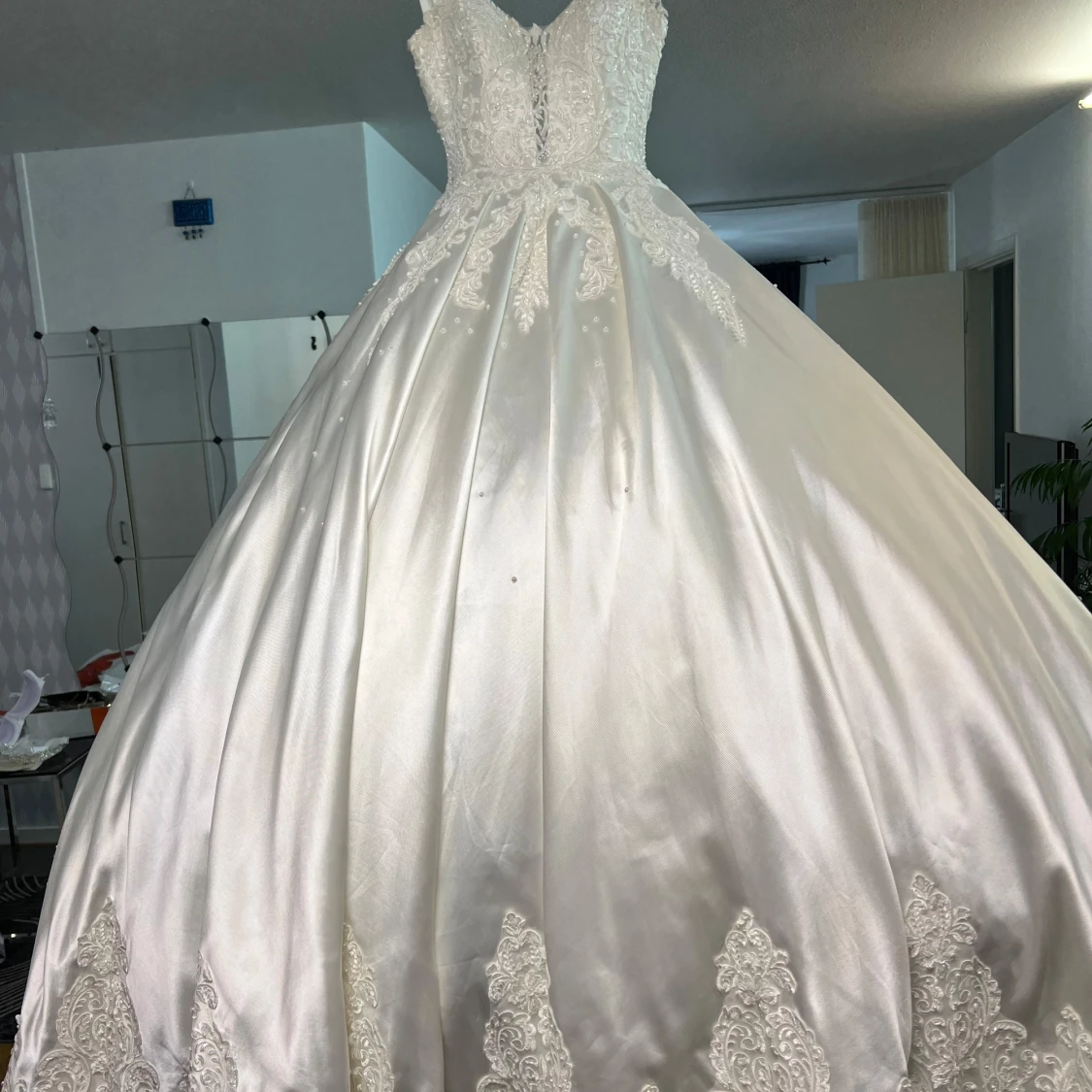 Vit prinsessklänning med spetsdetaljer - 1