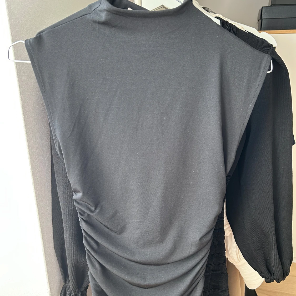 Svart midiklänning med drapering - 1