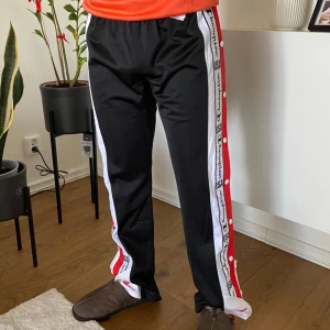 Champion byxor  - Jätte sköna Champion mjukisbyxor. Knapparna på sidorna går att knäppa av. Knappt använda. 