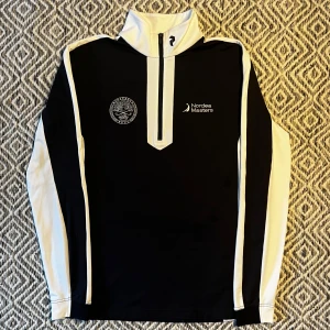 Peak Performance Tröja - Peak Performance Golftröja! | Skick 9/10 mycket bra | Obs! Fläck, syns knappt! (se bild 5) | Delades endast ut till Spelare på Nordea Masters! | Mitt pris 599kr | Kom pm vid frågor eller funderingar! | Postas eller hemleverans i Gävle området!