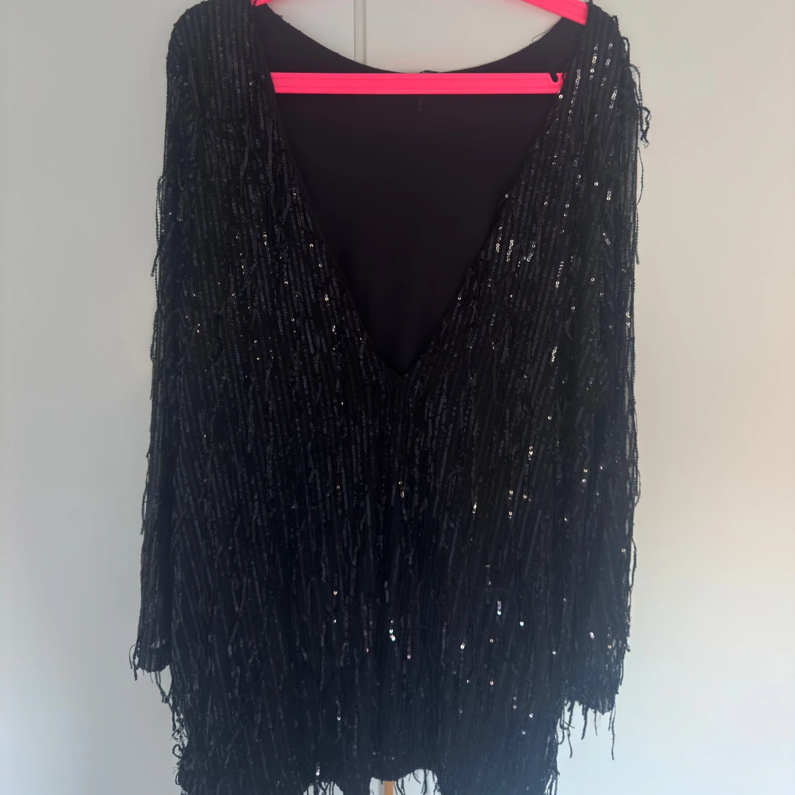 Svart paljettklänning med v-ringning - 1