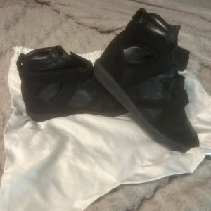 Svarta high-top Isabel Marant sneakers med kardborre - Säljer ett par svarta Isabel Marant high-top sneakers. Extremt sparsamt använda ca 4g, pga av fel storlek. Fyndpris allt ska bort. 