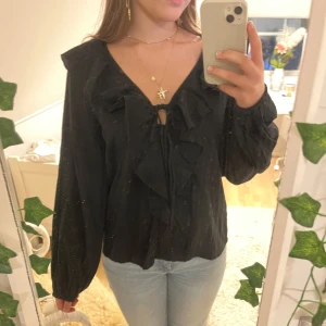 Svart blus från lager 157 - Supersnygg svart blus från lager 157 i storlek XS.