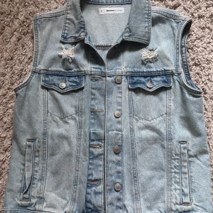 Jeansväst från Madison Denim  - Jättecool jeansväst från Madison Denim. Ursprungligen köpt på Sellpy men jättebra skick. 