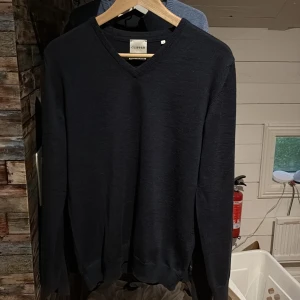 V-ringad tröja - Säljer en superschysst tröja från clipper i 100% merinoull, strl S och passar mig som är 170cm och väger 60kg!